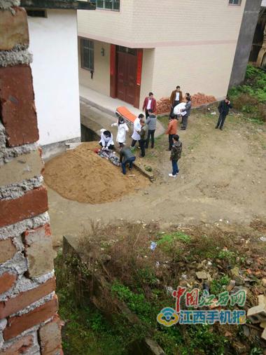 十八塘乡人大主席卓宇遭村民用镰铲袭击头部后倒在沙堆上(网友供图)