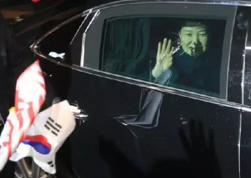 3月12日,朴槿惠乘车抵达位于韩国首尔三成洞的私邸并向支持者挥手。(新华社/法新社)