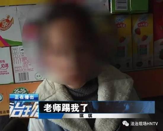 3月20号上午,范先生来到女儿就读的小学,见到了那位英语老师。再三追问之下,这位老师最终承认自己踢了学生。