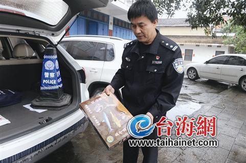 ◆民警从事故现场的鱿鱼干下手侦查