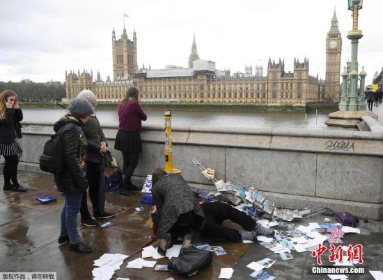 当地时间3月22日下午，英国议会大厦外发生袭击事件。现场受伤民众伤情严重，围观者自发对伤员展开救援。2
当地时间3月22日下午，英国议会大厦外发生袭击事件。现场受伤民众伤情严重，围观者自发对伤员展开救援。