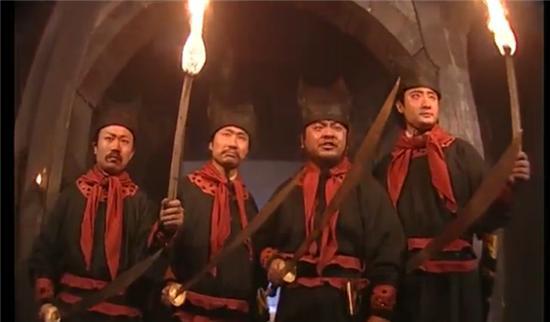 他们把人杀死后烧焦,带到村子的坟地里祭奠。