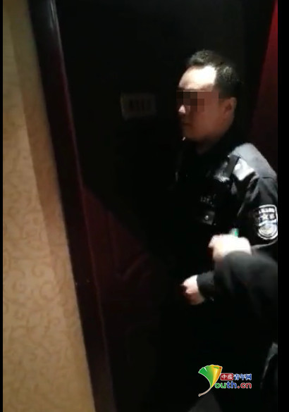 司召鋒與劉某濤被抓現(xiàn)場。視頻圖
