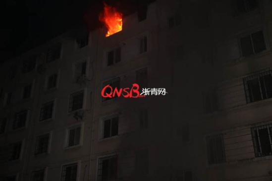火苗蹿出了窗口