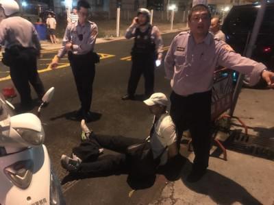　　嫌犯王姓男子遭路人和警方拖倒在地。（图片来源：台媒）