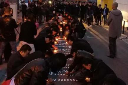 当地华人摆放蜡烛为死去同胞祈福。图片来源：新欧洲·战法