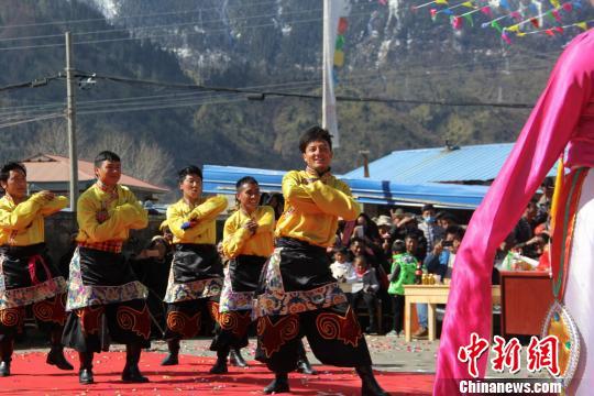 图为27日，西藏林芝市巴宜区八一镇杰布才村村民载歌载舞，欢庆西藏百万农奴解放58周年纪念日。　刘荫 摄