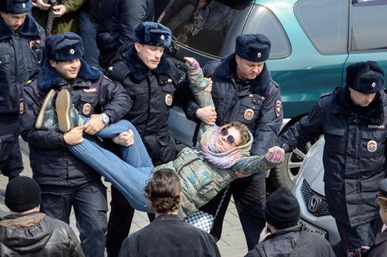  俄反对派支持者举行集会，与警察发生冲突被捕。