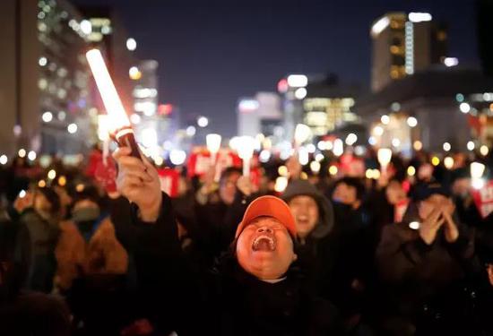 △朴槿惠弹劾案宣判前，韩民众再举行大规模烛光集会