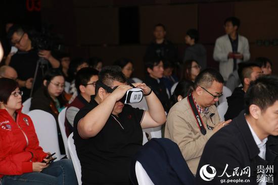 首届中国国际大数据产业博览会于5月开幕(图2) 现场VR体验