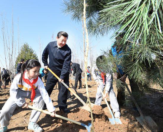 图为：2015年4月3日，习近平来到北京市朝阳区孙河乡参加首都义务植树活动。
