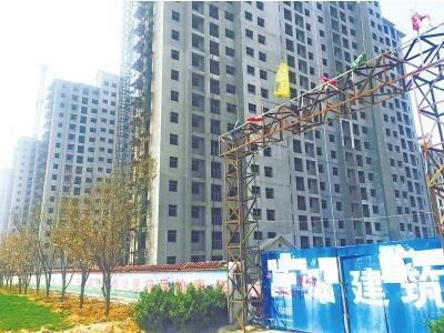 楼盘烂尾两年 开发商没钱施工让业主交钱自救