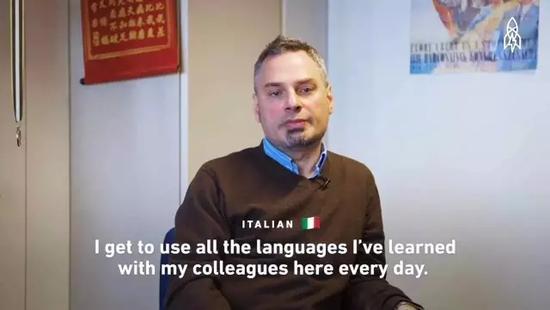 “在这儿工作，我每天都能用那些我学会的语言与同事交流。”