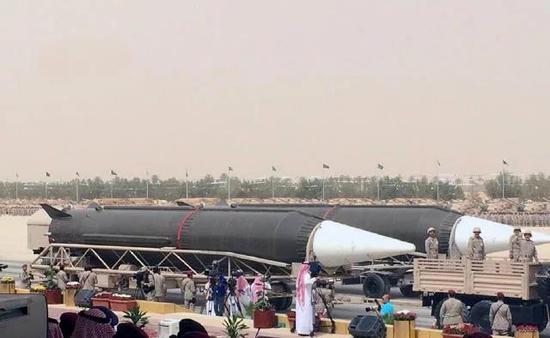 沙特在阅兵活动中展示东风-3导弹