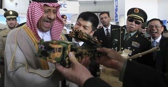 沙特军方首脑参观中国武器展示喜笑颜开