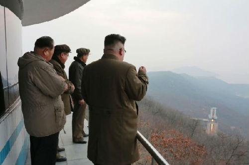  这张朝中社3月19日提供的照片显示，朝鲜3月18日凌晨在西海卫星发射场进行了新型大功率火箭发动机的地上点火试验。朝鲜最高领导人金正恩（右一）现场指导试验。（新华社发）