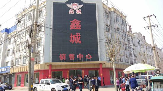 雄县住建、城管局派出人手,24小时值守售楼部,房产中介门口,劝离盲目前来的购房者。