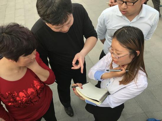 一名中介在登记看房客信息,承诺政策松动后打电话联系 经济观察网 张恒/摄