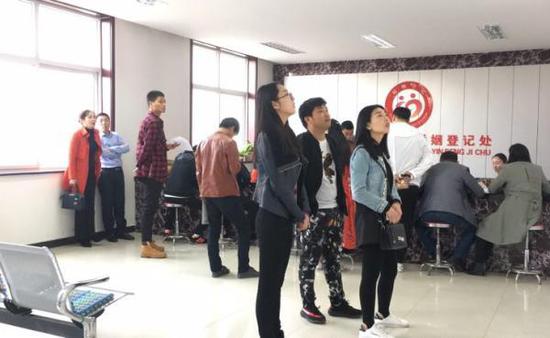 民政局婚姻办事大厅,等候办理婚姻登记的居民。 澎湃新闻见习记者 庞静涛 图