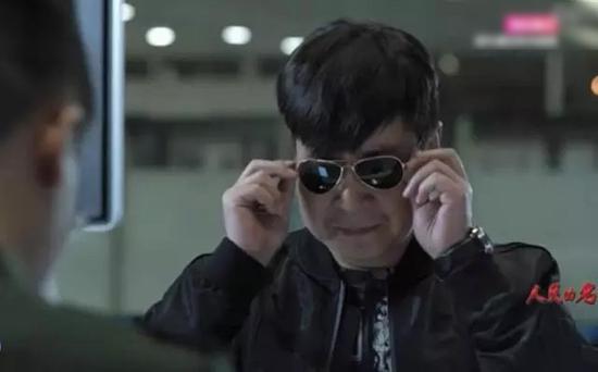 到了美国后,丁副市长面临的下场是“扫地、打杂”。