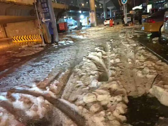 风雹灾害发生后,消防、市政、交通等部门就陆续展开了抢修救援工作。到目前为止,贵阳市市政工程管理处已经处置40余处积水点。