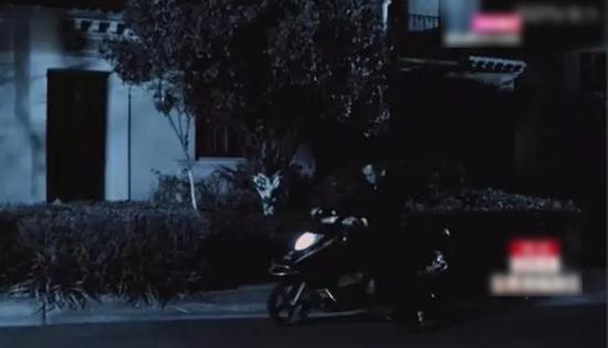 魏鹏远也有一辆自行车,但他都是把自行车折叠在奥迪车里。把奥迪车停好后,再骑自行车上班。