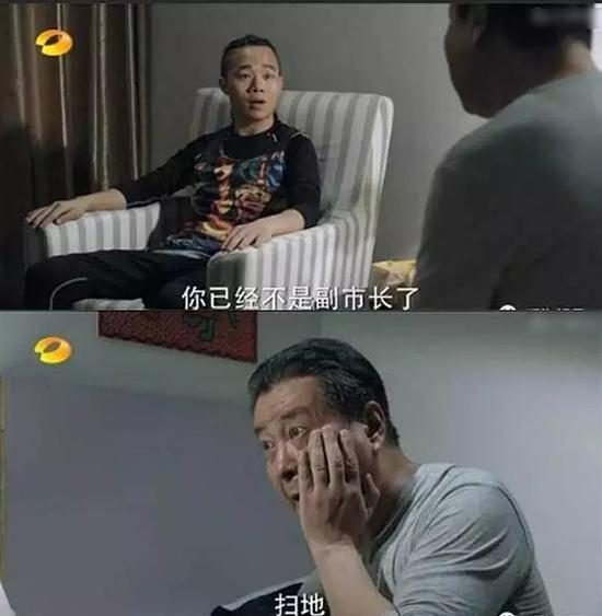 他住在小旅馆里,整天不敢出门。