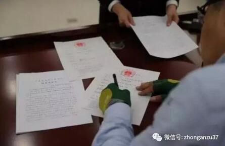 ▲郭利在判决书上签字。 图片来源广东省高级人民法院官方微博