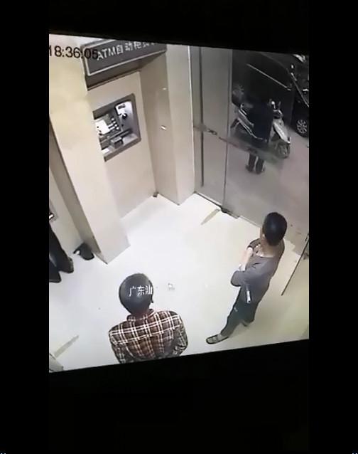 4月8日晚，一段“男子银行内持刀杀人后抢劫”的视频在网上疯传。
