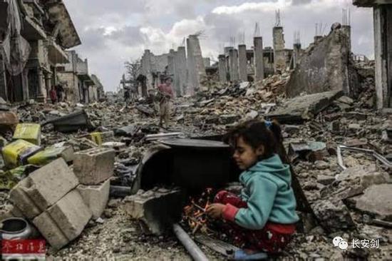 （图：叙利亚战争6年，留下千疮百孔的城市和超过1300万的难民。）
