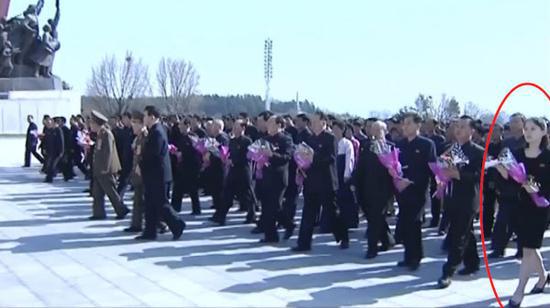 10日朝鲜最高人民会议代议员参拜万寿台，红圈标出人物为金与正