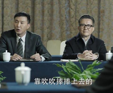 吴刚(左)饰演李达康