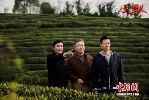 吴刚(左一)饰演李达康