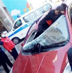 女子從10樓墜下 砸中樓下汽車(chē)