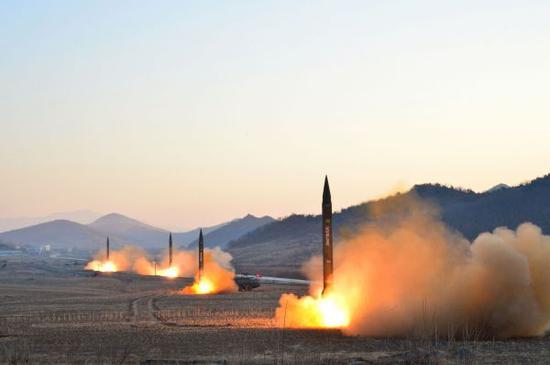 　　资料图片:朝中社3月7日称,朝鲜最高领导人金正恩日前指导朝鲜人民军进行了4枚弹道火箭同时发射训练。 新华社/朝中社