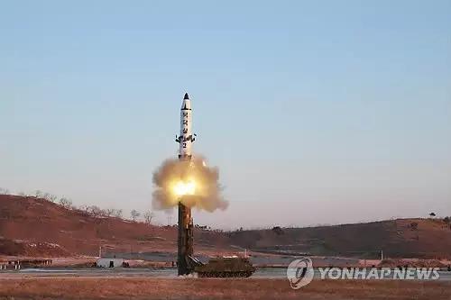 这是朝中社今年2月报道的朝鲜“北极星2”型中程弹道导弹试射现场照。