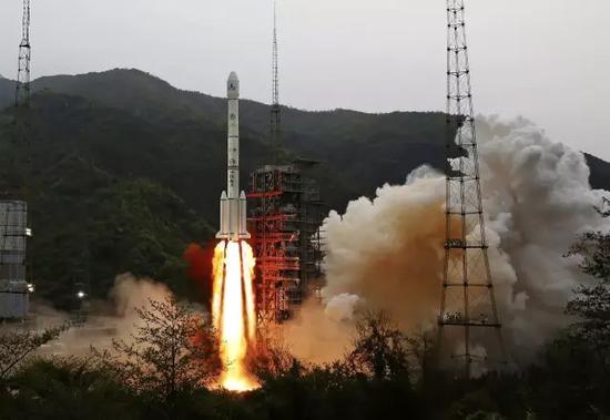 △4月12日19时04分，实践十三号卫星在西昌卫星发射中心发射/视觉中国