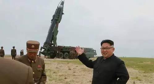 朝鲜《劳动新闻》2016年6月公开最高领导人金正恩指导地对地中远程战略弹道火箭“火星10号”试射的照片。
