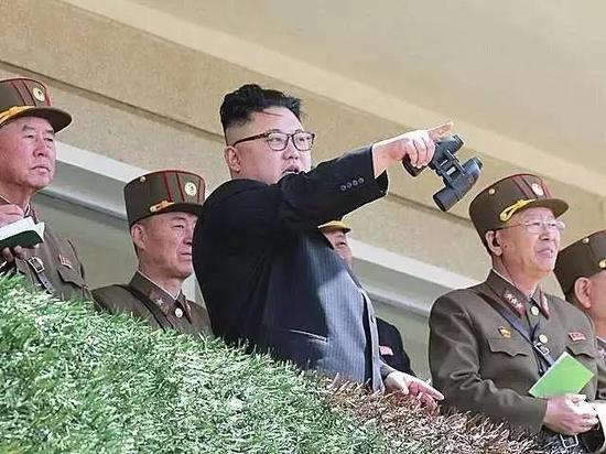 4月15日,朝鲜最高领导人金正恩在”太阳节“阅兵式上。