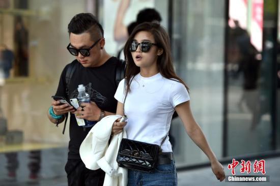 图为北京三里屯街头的姑娘小伙们换上夏装出行。 中新网记者 金硕 摄