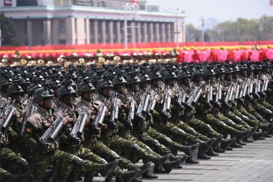 4月15日，在朝鲜首都平壤，朝鲜人民军参加阅兵式。  新华社记者程大雨摄