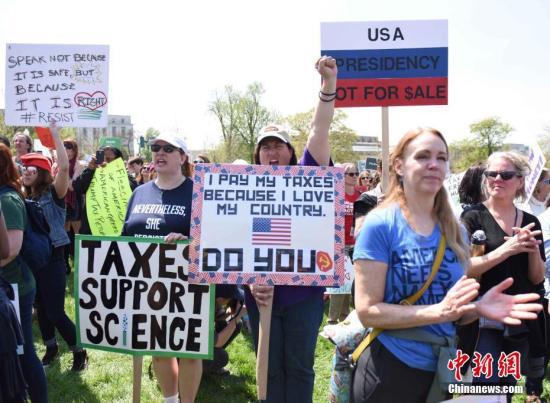  当地时间4月15日，抗议民众在美国首都华盛顿的国会山附近举行反特朗普示威游行。中新社记者 邓敏 摄