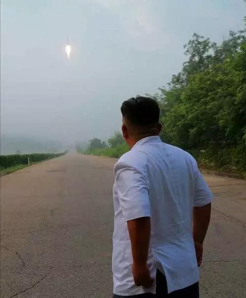 朝鲜《劳动新闻》2016年公开的朝鲜劳动党委员长金正恩观摩弹道导弹试射现场照片。