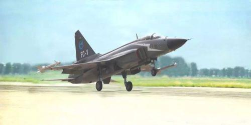 　　2003年8月25日，“枭龙”飞机首飞成功
