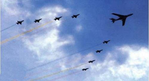 　　1999年10月1日，由24架歼8D领衔的132架各型飞机参加了国庆阅兵仪式。