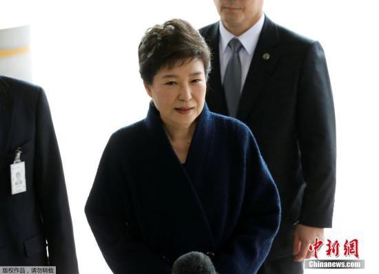 资料图：当地时间3月21日，韩国史上第一位遭弹劾下台的总统朴槿惠前往首尔中央地方检察厅接受调查。