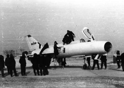 　　1969年7月5日，双发高空高速战斗机歼8首飞成功
