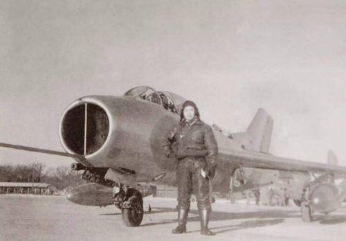 　　1959年9月30日，中国第一架超音速喷气式歼击机歼6首飞成功
