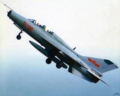 　　1985年7月5日，歼教7飞机首飞成功
