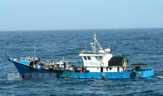台湾“澎湖海巡队”16日首次查扣大陆母子舢舨延绳海钓船。海外网 图